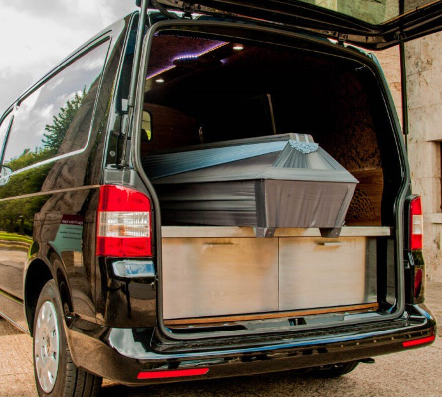 Автомобиль с гробом, готовый к отправке