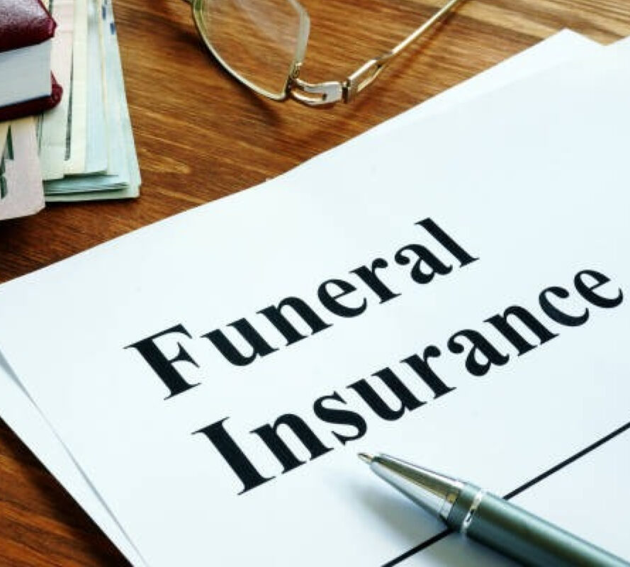 Документ с надписью «Похоронное страхование» на столе