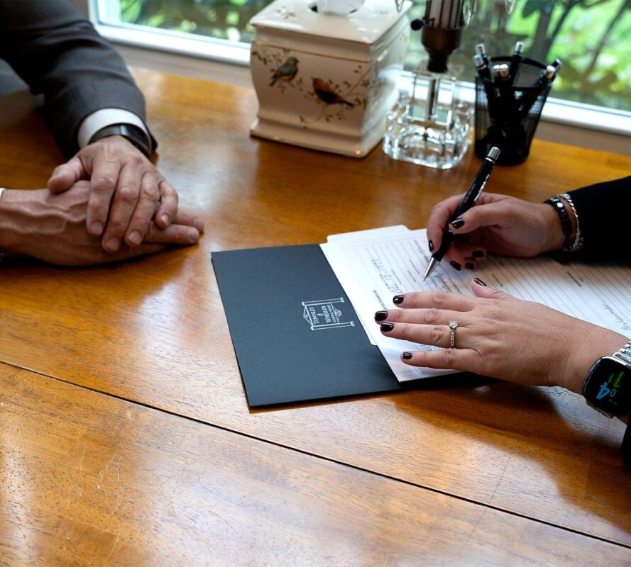 Люди подписывают документы на транспортировку тела