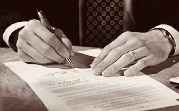 Руки, подписывающие документы
